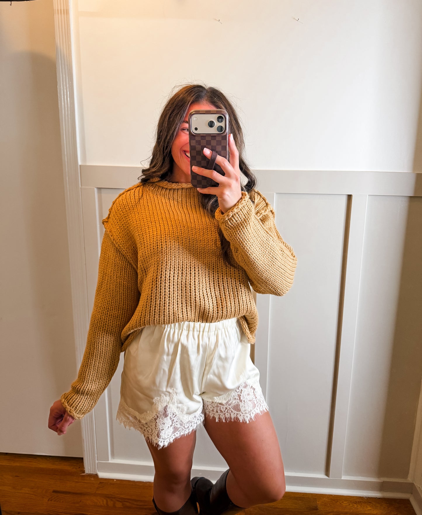 Cream Lace Short Mid Rise